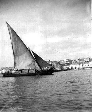 Embarca&ccedil;&otilde;es tradicionais - Barco Varino junto ao cais do Sodr&eacute;, em Lisboa.
