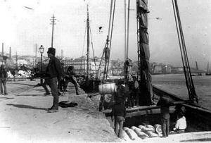 Embarca&ccedil;&otilde;es tradicionais - Falua descarrega no Cais do Sodr&eacute;.