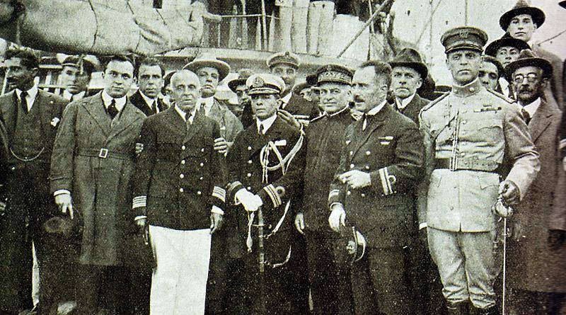 No Rio de Janeiro, Sacadura Cabral e Gago Coutinho são recebidos em festa.