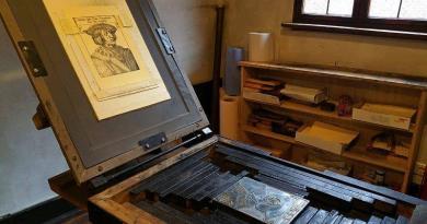 Albrecht Dürer nasceu a 21 de maio de 1471, em Nuremberga, e morreu na mesma cidade a 6 de abril de 1528.