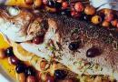 Robalo no forno com azeitonas