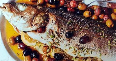 Robalo no forno com azeitonas