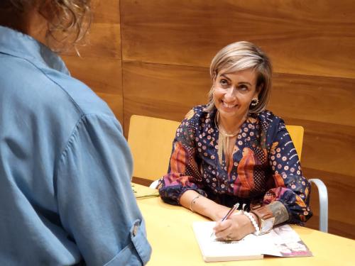 Sofia Concei&ccedil;&atilde;o Reixa Louren&ccedil;o apresenta o livro "Mulheres Extraordin&aacute;rias"