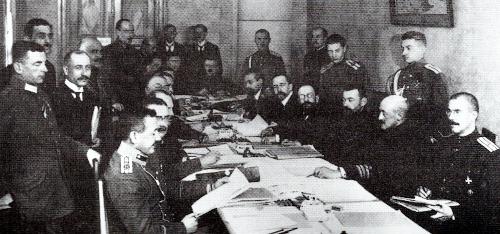 Russos e alemães assinam o tratado em Brest-Litovsk