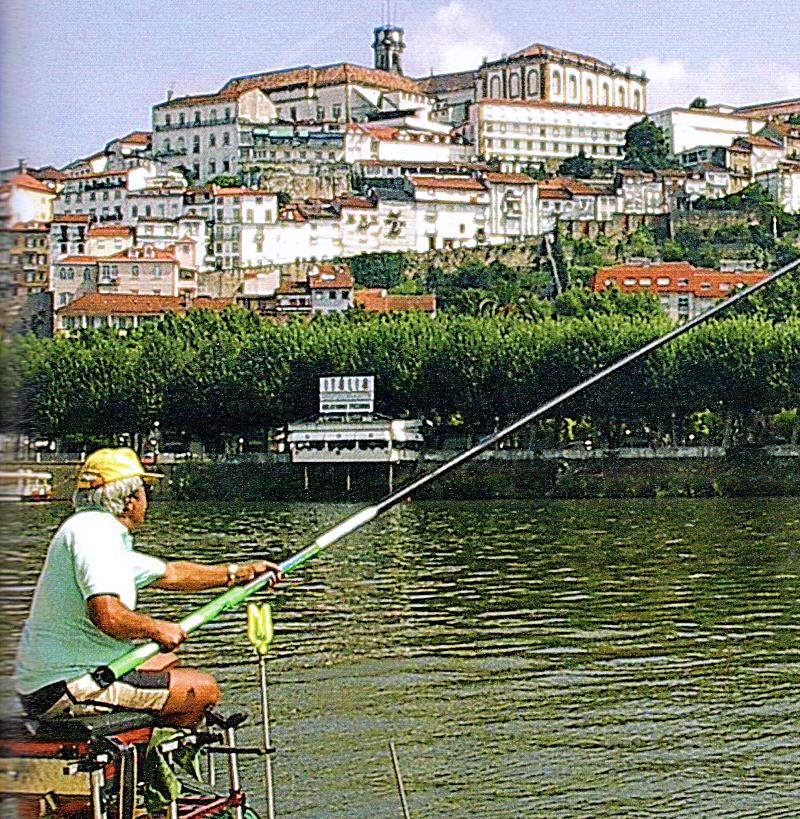 A Universidade de Coimbra vista do Rio Mondego