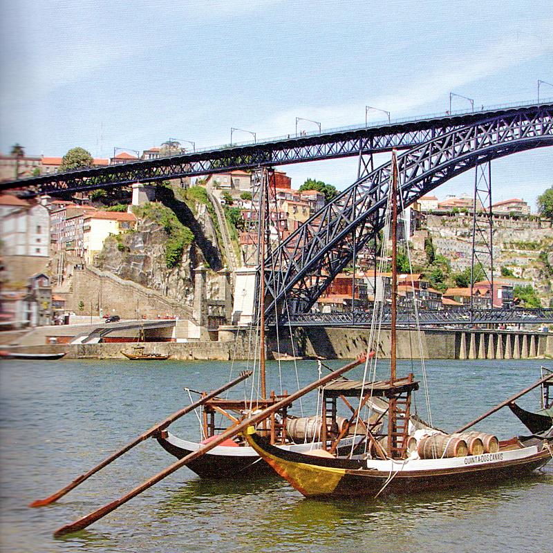 Aspeto do Porto visto no Rio Douro, com barcos rabelos.