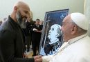 Português entregou obra ao Papa Francisco no Vaticano