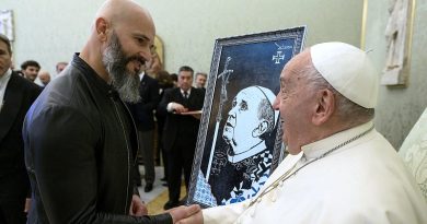Português entregou obra ao Papa Francisco no Vaticano